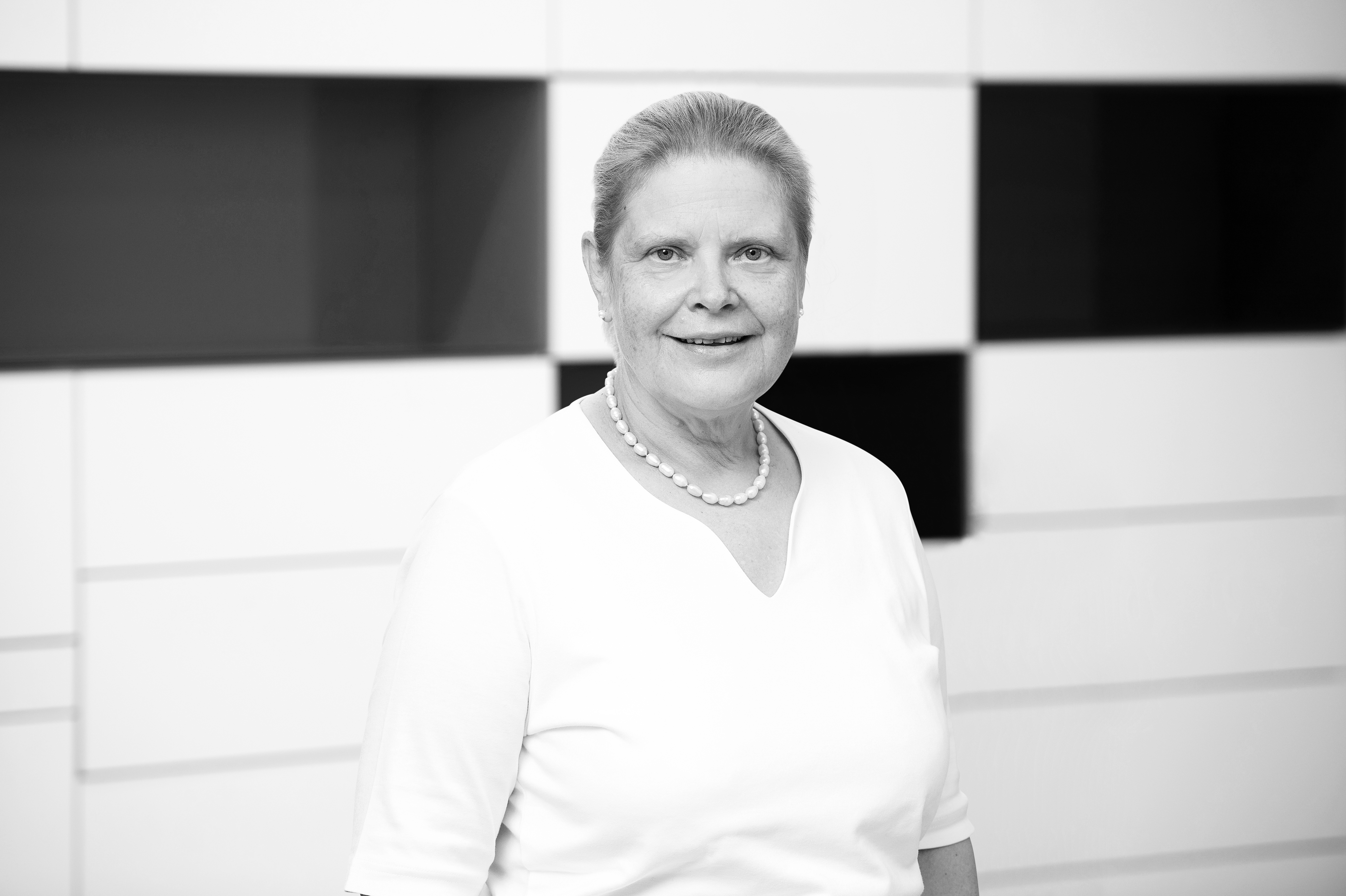 Karin_Kaliski_mit_Hintergrund-SW